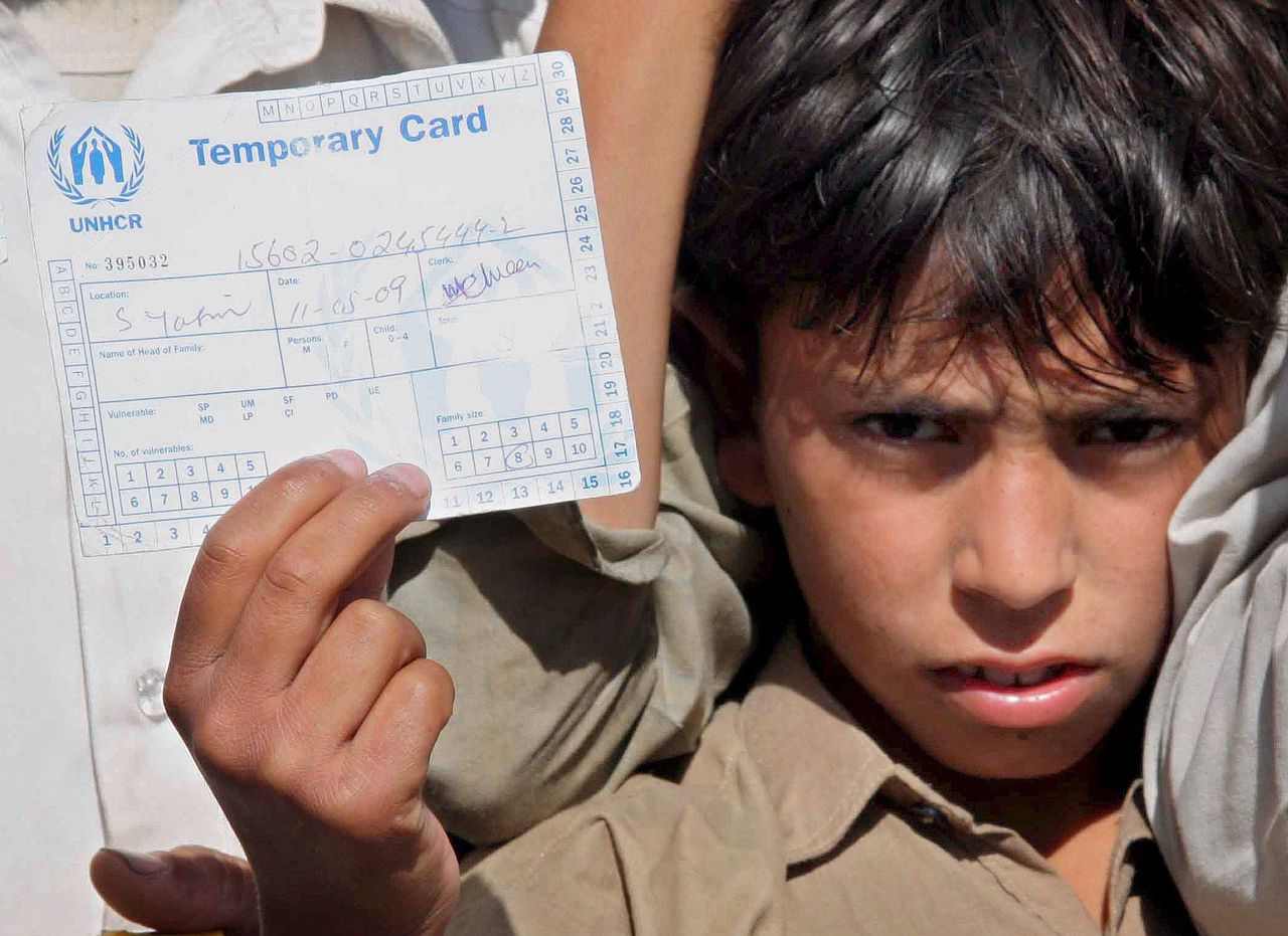 Een Afghaanse vluchteling met een tijdelijke registratie van de VN-vluchtelingenorganisatie UNHCR)