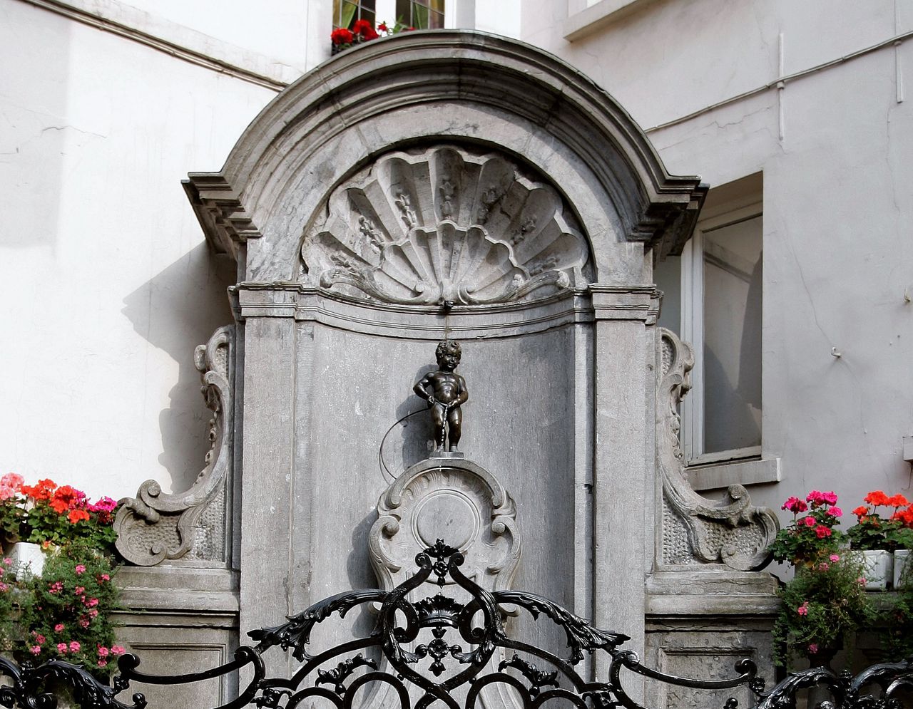 Manneken Pis plast voor het eerst sinds 1619 geen drinkwater meer 