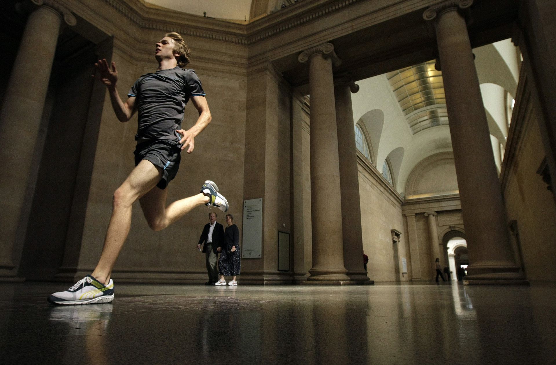 Бегут по музею. Человек бежит по музею. Люди бегут по музею картина. Мартин Крид художник