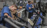 Fietsproductie in de inmiddels gesloten Accell-fabriek in Heerenveen.