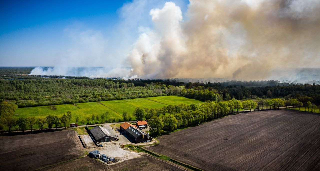 Luchtfoto van de grote natuurbrand op de Mariapeel nabij het Brabantse Deurne deze week. De brandweer rukte groots uit en er werd een NL-Alert verzonden.