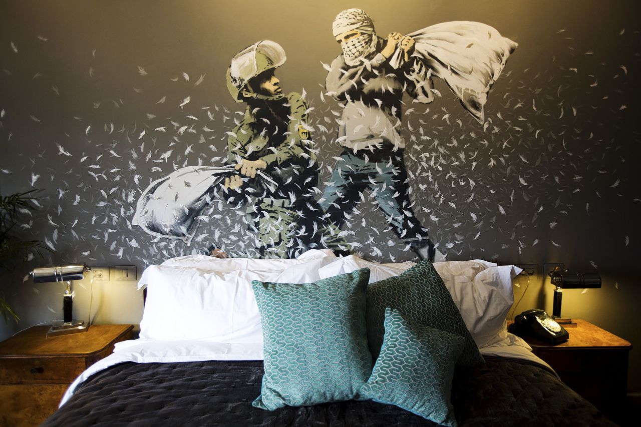 Banksy opent hotel met ‘slechtste uitzicht ter wereld’ op Palestijns-Israëlische grens 