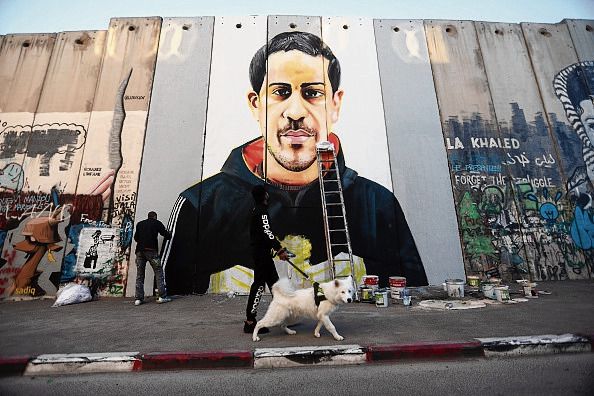 Boven: een Palestijn schildert een portret van een autistische man die door Israëlische politie werd gedood. Midden: Palestijnse arbeiders gaan illegaal de grens over. Onder: een Israëlische grenspost bij Jeruzalem.