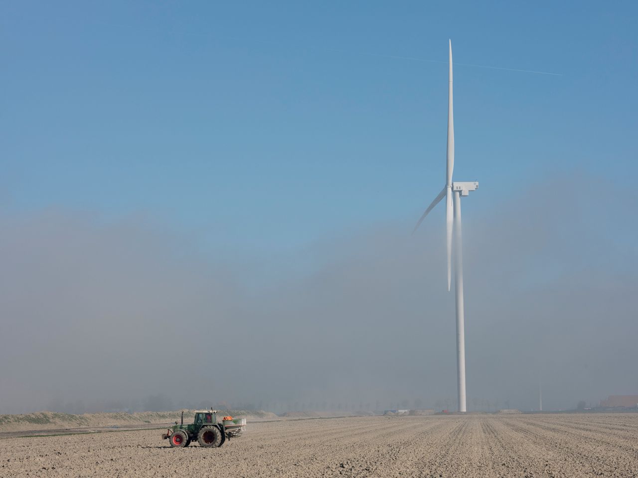 Akker in de Wieringermeerpolder. Verkoop van bouwrechten voor windmolens maakte 32 boeren miljonair.