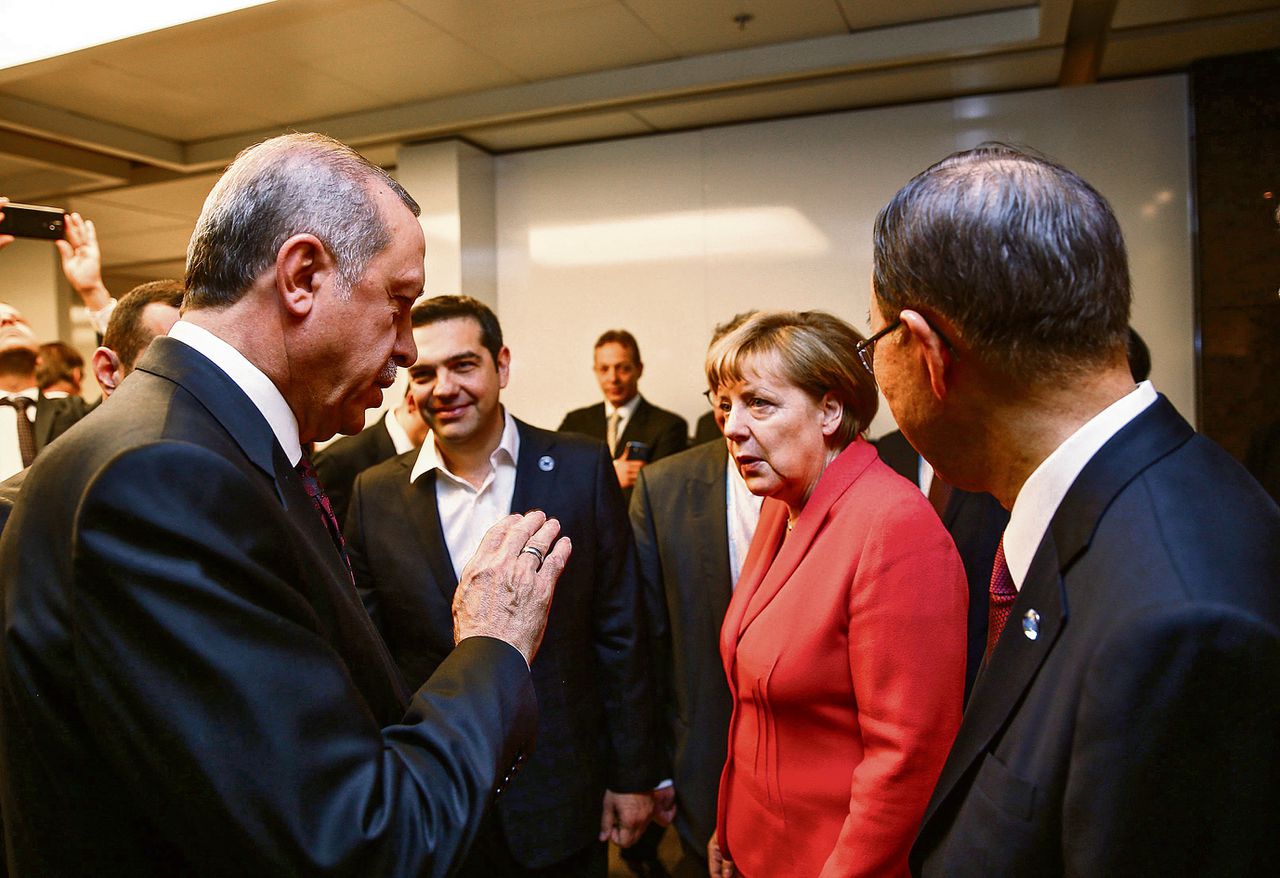 De Turkse president Erdogan en de Duitse bondskanselier Merkel, vorig jaar mei in de wandelgangen van een VN-top in Istanbul.