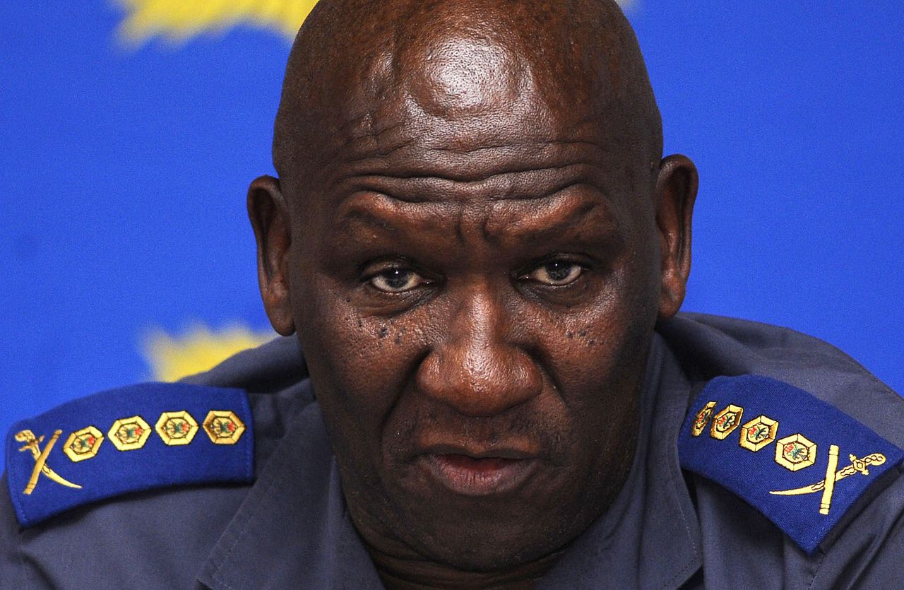 Cele: bij twijfel, schiet raak. Foto AP (FILES) In this photo, taken in Cape Town on November 18, 2010, South African National Police Commissioner Bheki Cele speaks at a press conference after the arrest of a second man in connection with the murder of a Swedish newlywed on her honeymoon in Cape Town. A corruption investigator, Public Protector Thuli Madonsela, ruled on July 14, 2011, that South Africa's national police chief was guilty of "maladministration" in a lease deal that saw police try to pay three times the market rate for a building. Madonsela's investigation came on the heels of an earlier probe into a similar lease deal in Pretoria that found Cele guilty of misconduct for trying to lease a national police headquarters from a real estate tycoon at an inflated price. Madonsela said Police Minister Nathi Mthethwa should discipline the police chief, and also urged President Jacob Zuma to consider taking action against Public Works Minister Gwen Mahlangu-Nkabinde for failing to cooperate with her investigation. AFP PHOTO / RODGER BOSCH
