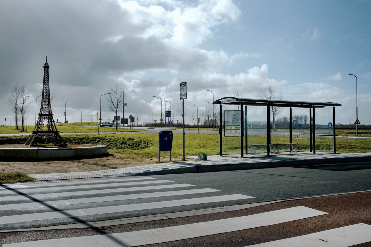 De enige bushalte van het Zeeuwse IJzendijke ligt buiten de bewoonde wereld 