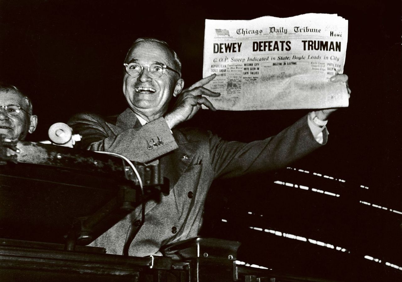 Presidentsverkiezingen VS, 1948. ‘Dewey defeats Truman’ kopte de Chicago Daily Tribune op basis van de peilingen, die Dewey een voorsprong van 5 tot 15 procentpunt gaven. Maar Truman won met bijna 5 procentpunt verschil. De iconische foto van Truman die de krant lachend omhoog hield maakt dit tot de beroemdste peilingmisser.