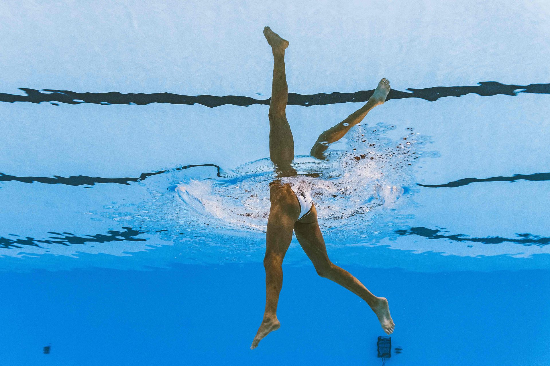 Вид снизу женщине фото. Синхронное плавание фигуры. Гребки в синхронном плавании. Синхронистки под водой. Гребок в плавании.