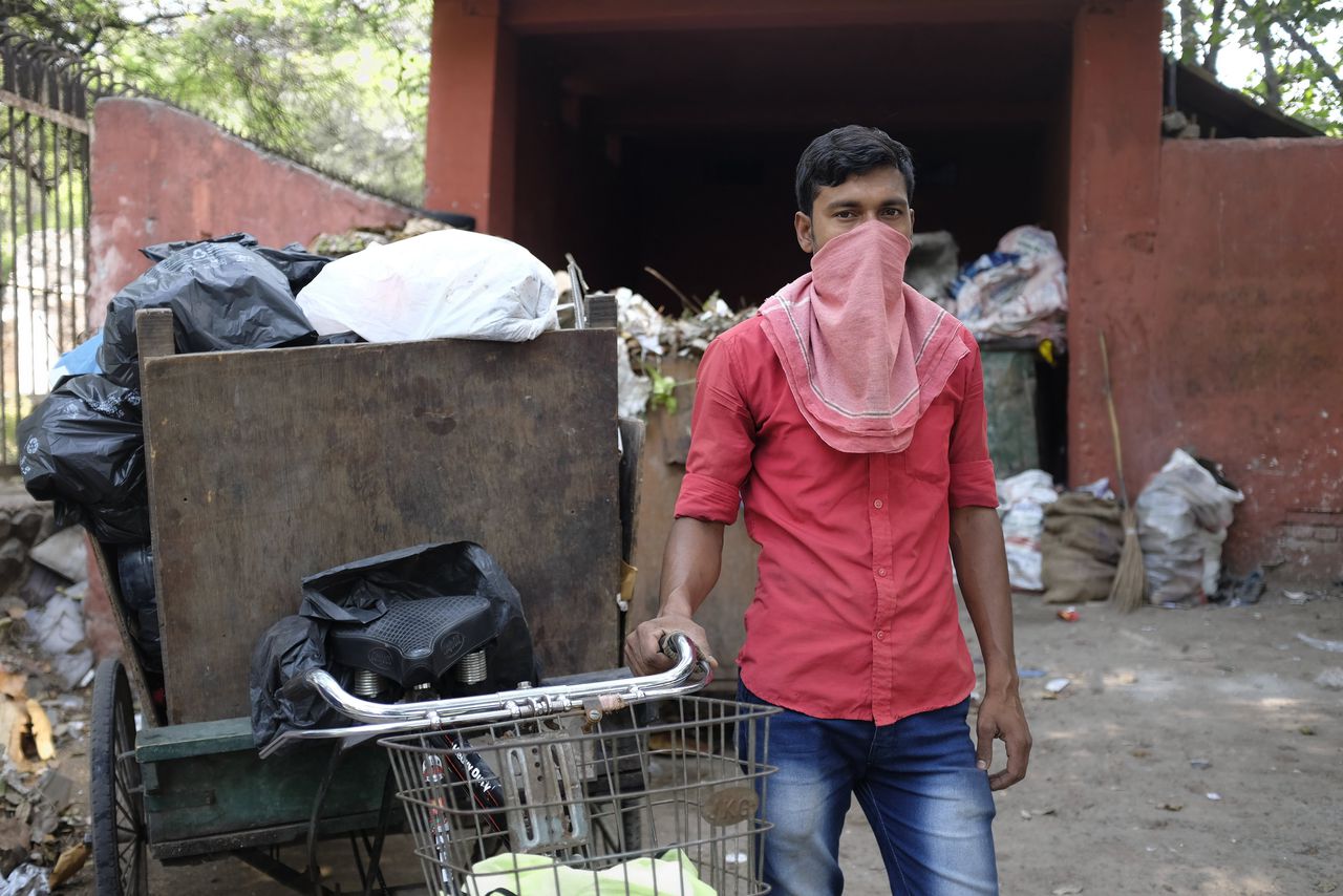 Javed (28) haalt al veertien jaar huisafval op van de Indiase middenklasse, om te kijken of er waardevolle spullen tussen zitten: stukken karton, oud glas en liefst veel plastic flessen. „Die brengen het meeste op