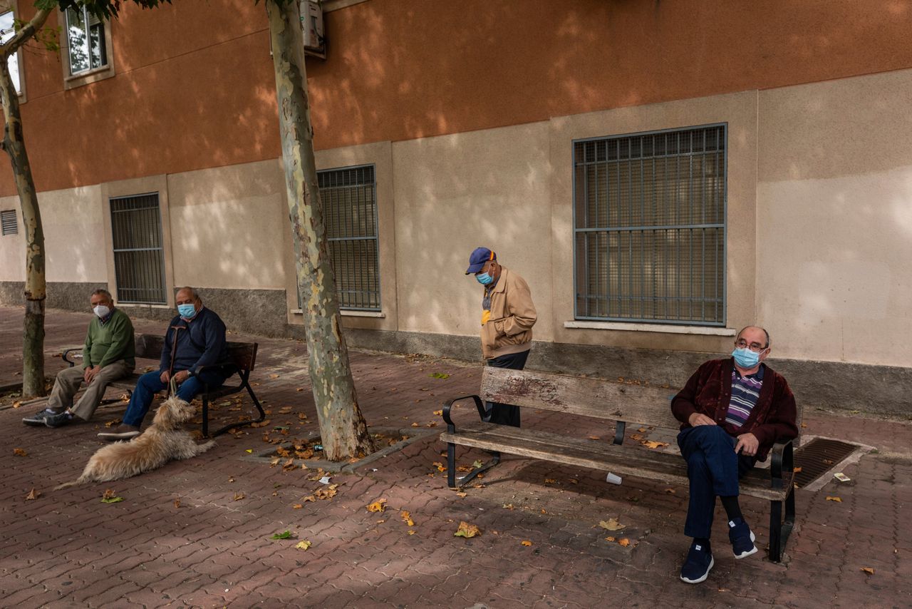 Ouderen met mondkapje in de Madrileense wijk Vallecas.