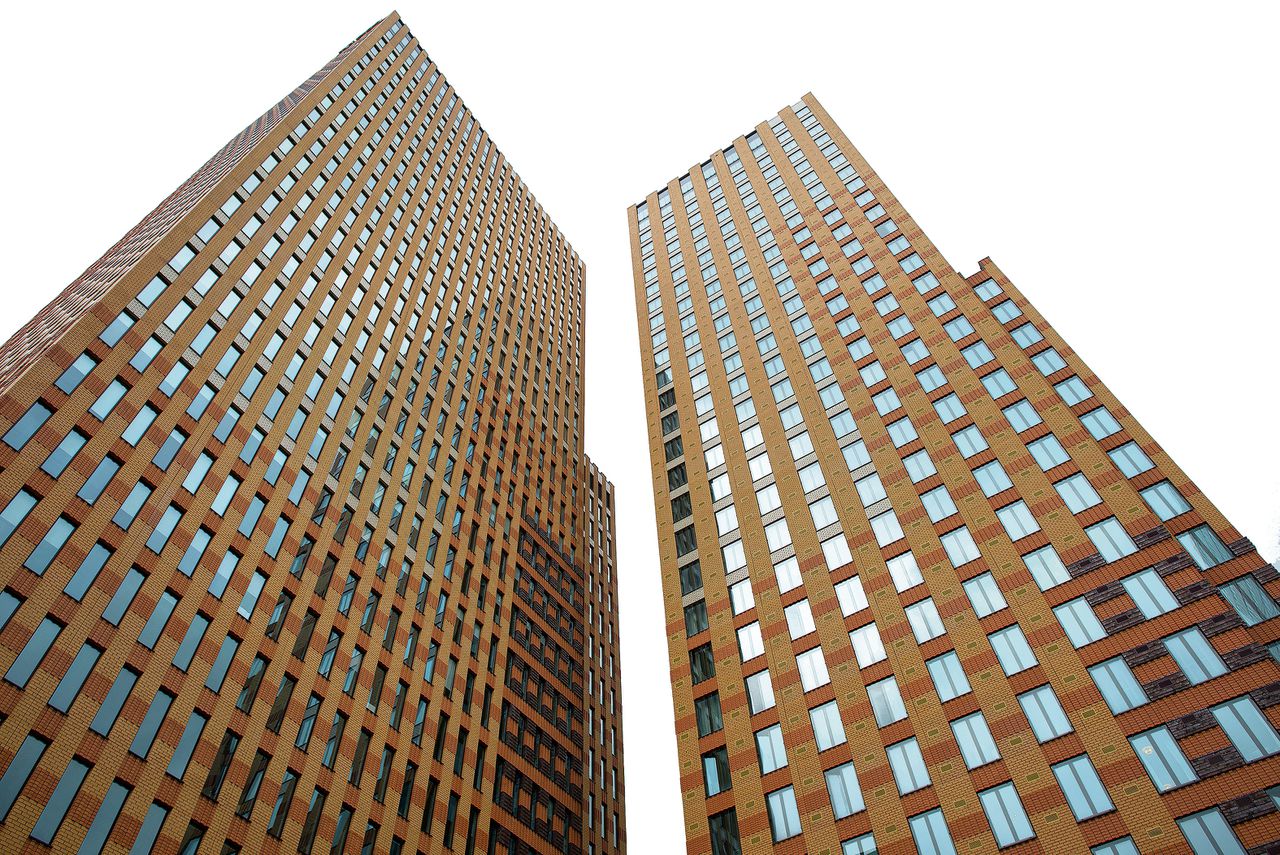 De buurt, het uitzicht en het appartement op de Zuidas van Gea Dekkers en Huib de Vet. De foto hieronder is van de Symphony Tower waar zij wonen.