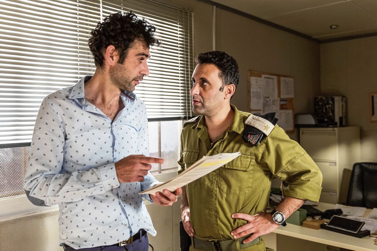 Kais Nashif (links) en Yaniv Biton als Salam en Assi in ‘Tel Aviv on Fire’.