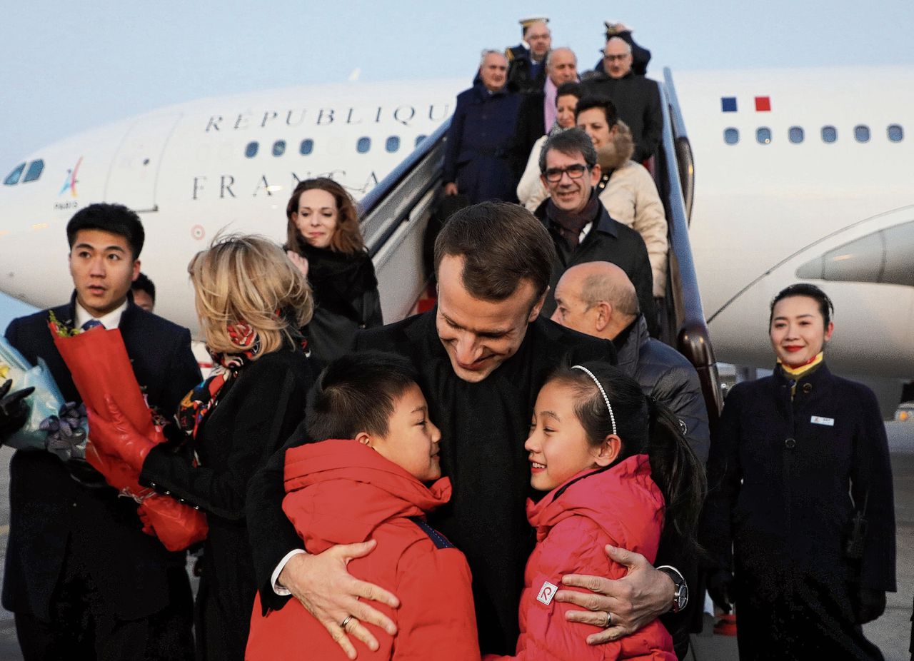 President Emmanuel Macron maandag op het vliegveld van Beijing.