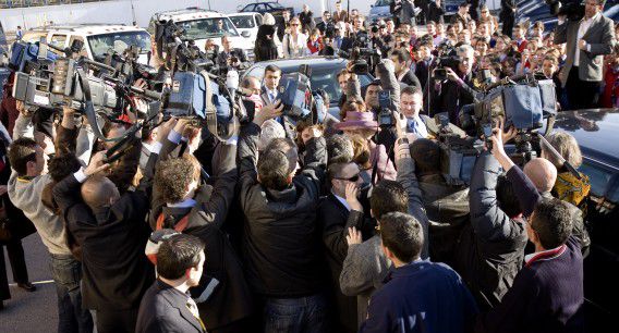 Grote media drukte rondom de koningin na een bezoek aan een school.