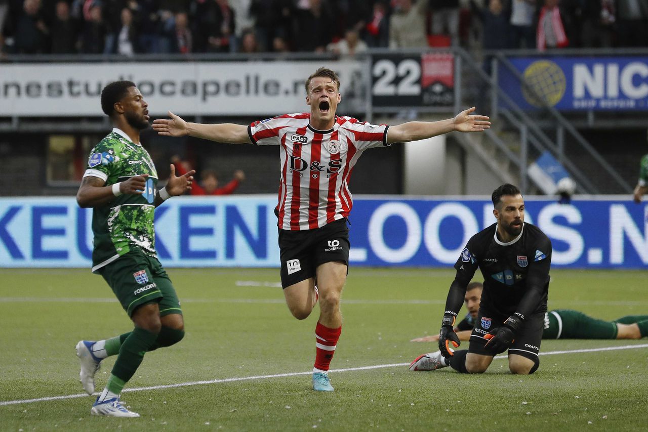 Vito van Crooij viert de 2-0 van Sparta. Spelers van PEC Zwolle voelen de degradatie dan al aankomen.