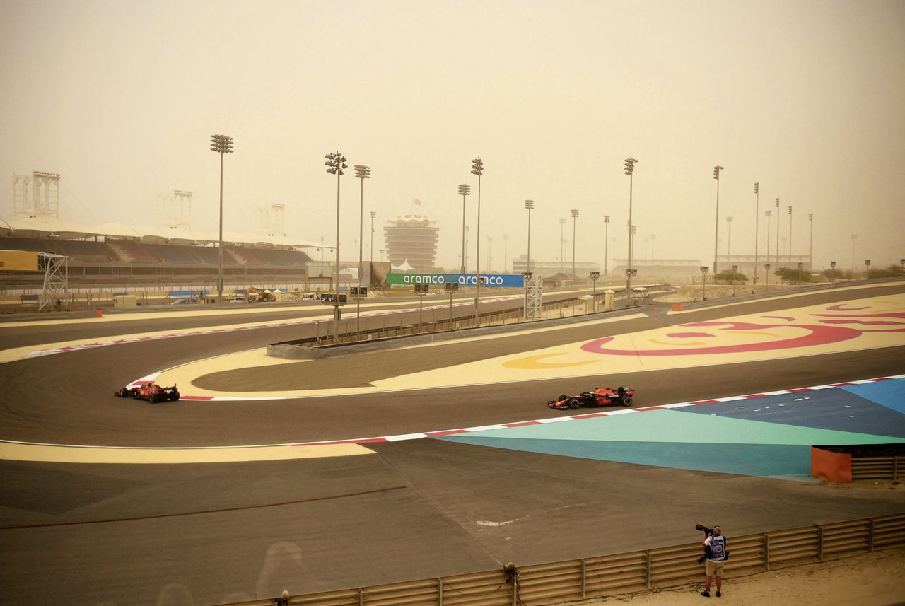 Carlos Sainz (links) van Ferrari en Max Verstappen van Red Bull trainen op het circuit van Bahrein tijdens testraces op 12 maart.