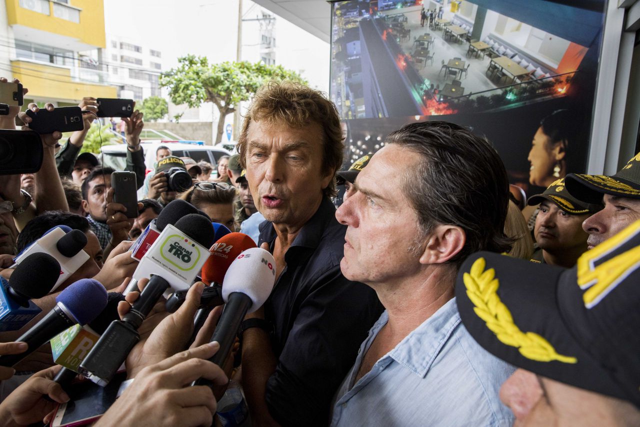 Programmamaker Derk Bolt en zijn cameraman Eugenio Follender staan voor een hotel in Colombiaanse Cúcuta de pers te woord.