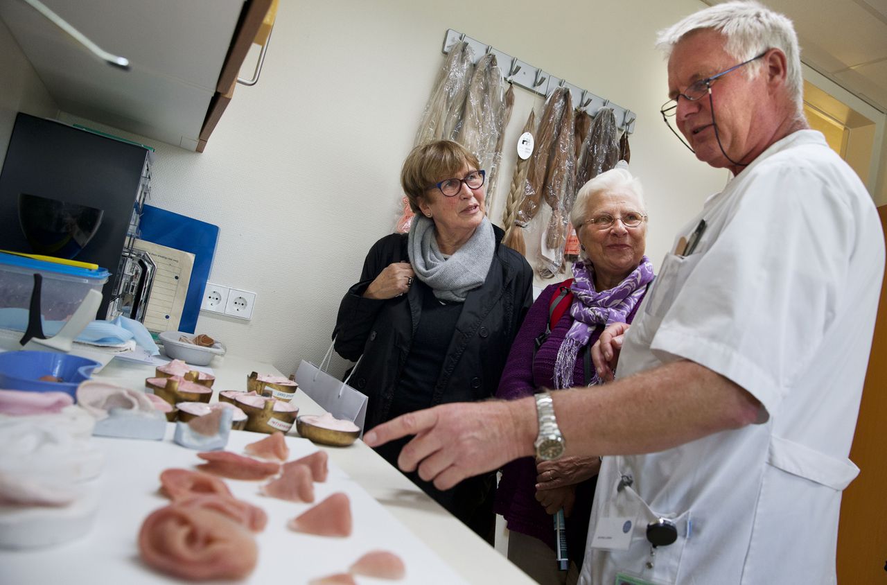 Bezoekers van de open dag in het Antoni van Leeuwenhoek krijgen uitleg van medisch personeel.