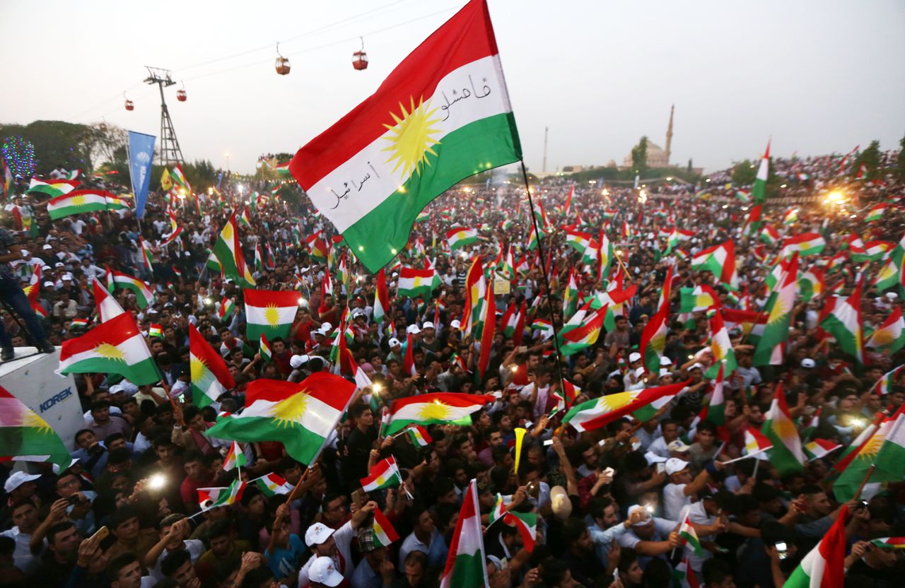 Koerden in Erbil wapperen met Koerdische vlaggen eerder deze week in de aanloop naar het referendum later deze maand.