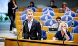 Julian Bushoff tijdens een debat in de Tweede Kamer.  Achter hem Wieke Paulusma (D66). 