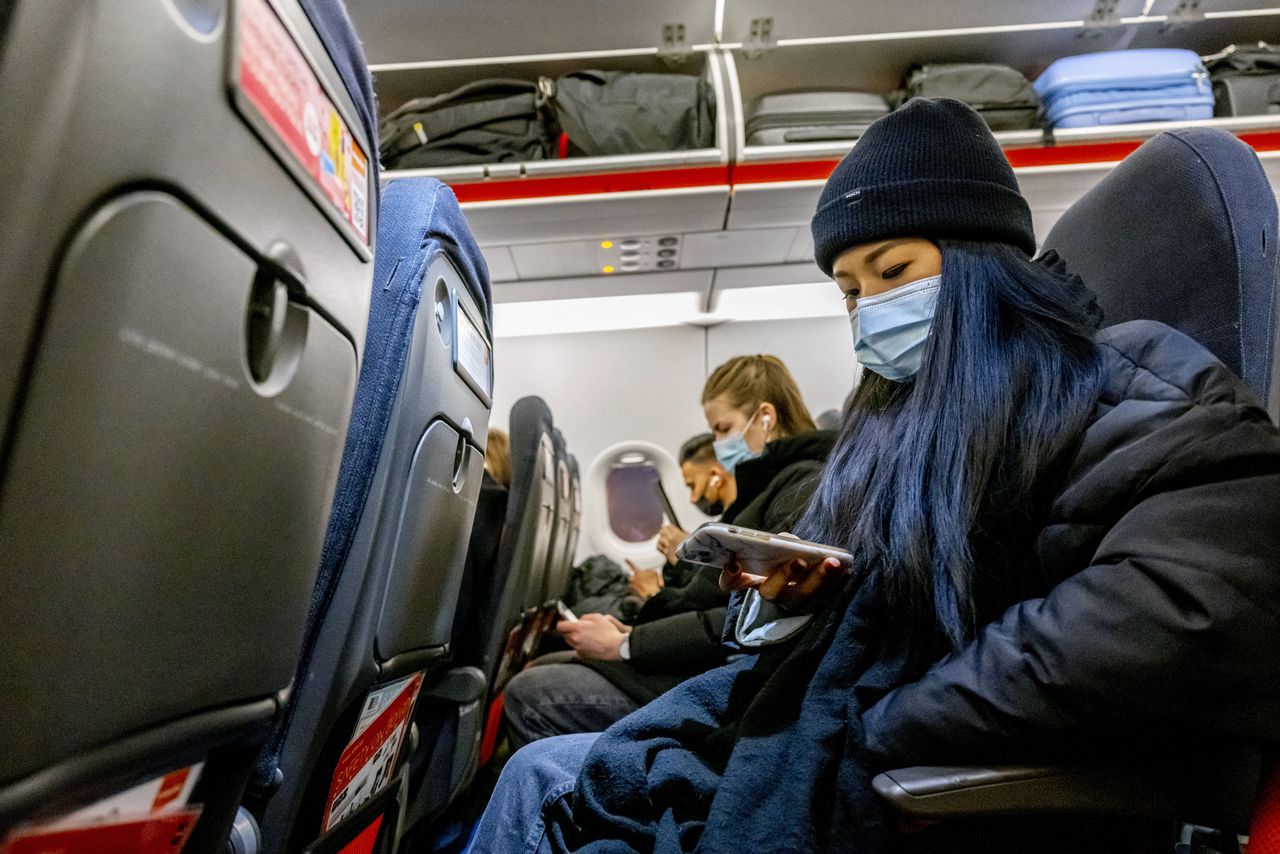 Nederlands en Europees advies om mondkapje te dragen in het vliegtuig vervalt 