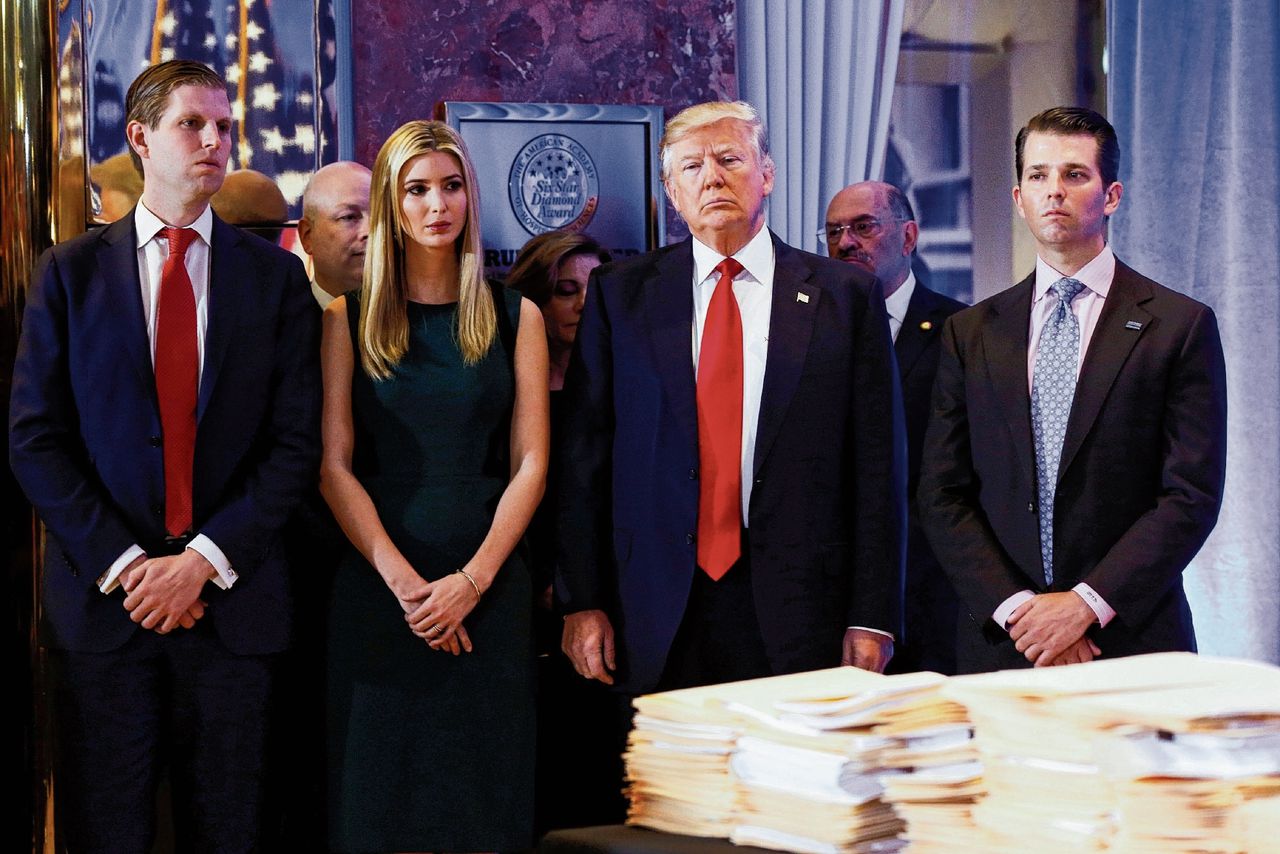 Van links naar rechts: Eric, Ivanka, Donald en Donald Jr. Trump bij een persconferentie in de Trump Tower in New York in januari vorig jaar.