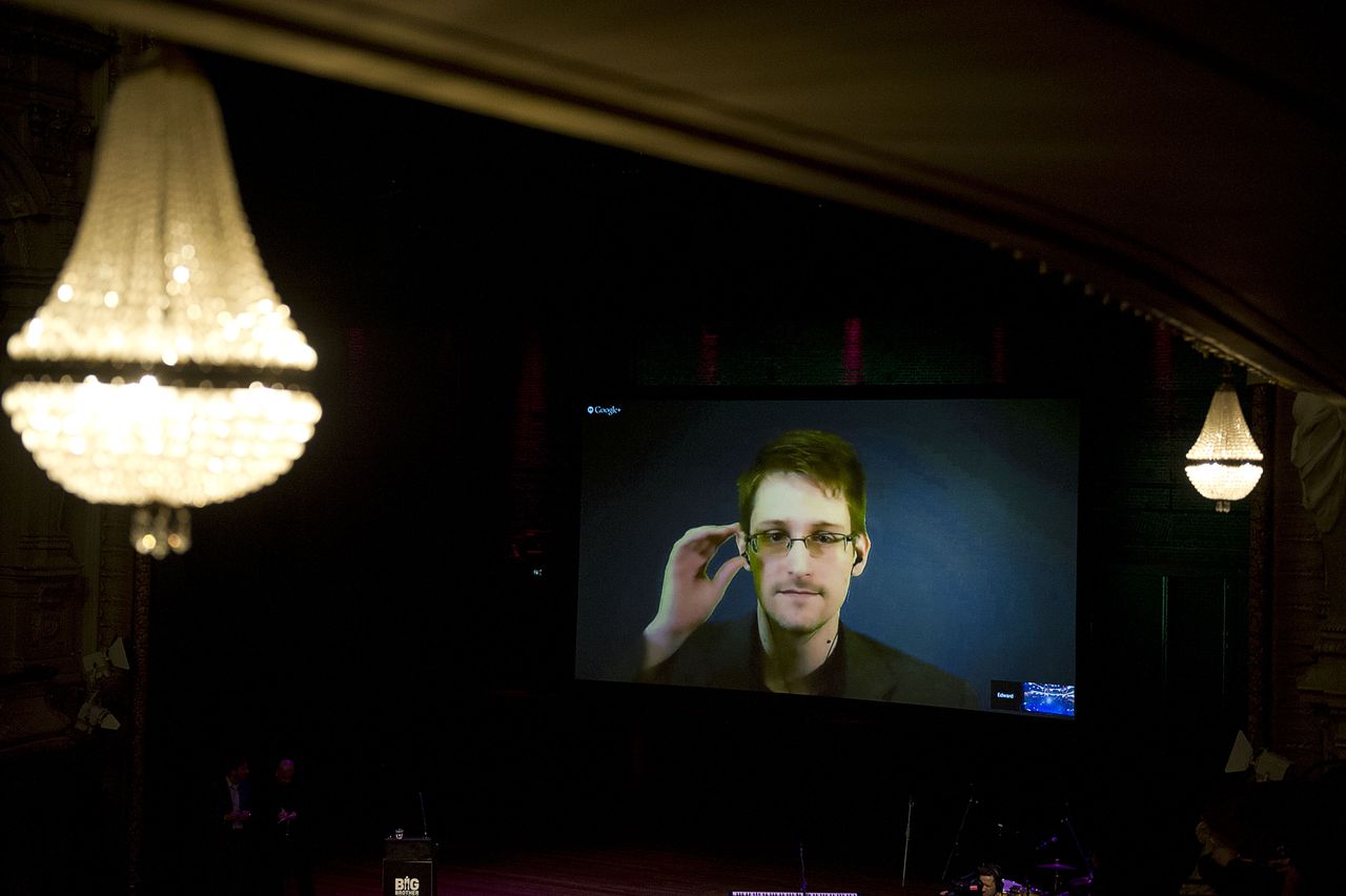 Klokkenluider Edward Snowden spreekt via een videoverbinding tijdens de uitreiking van de Big Brother Awards in de Stadsschouwburg.