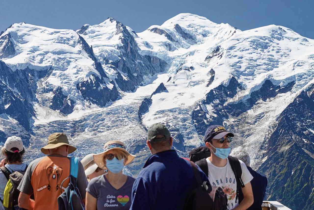 Mondkapjesgebruik is in het buitenland steeds normaler geworden, zoals hier door toeristen bij de Mont Blanc, al blijft correct gebruik problematisch.