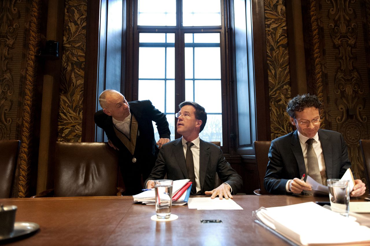 DEN HAAG - Premier Rutte en minister Dijsselbloem voorafgaand aan het debat over het rapport van de Europese Raad over de toekomst van de Economische en Monetaire Unie. ANP REMKO DE WAAL