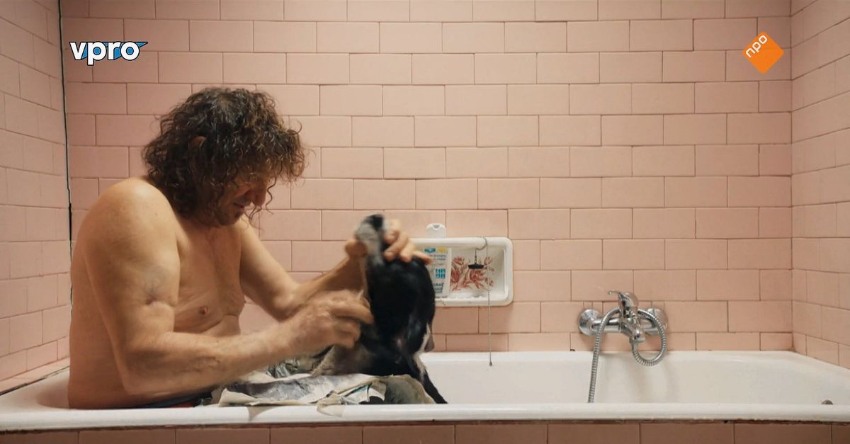 Un cacciatore di tartufi tratta il suo cane meglio di sua moglie