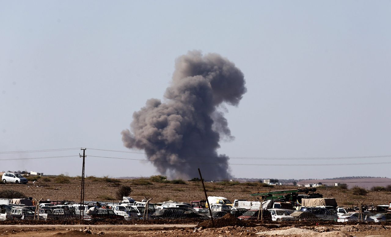 Een rookpluim stijgt op nadat een straaljager van de coalitie een aanval op IS heeft uitgevoerd.