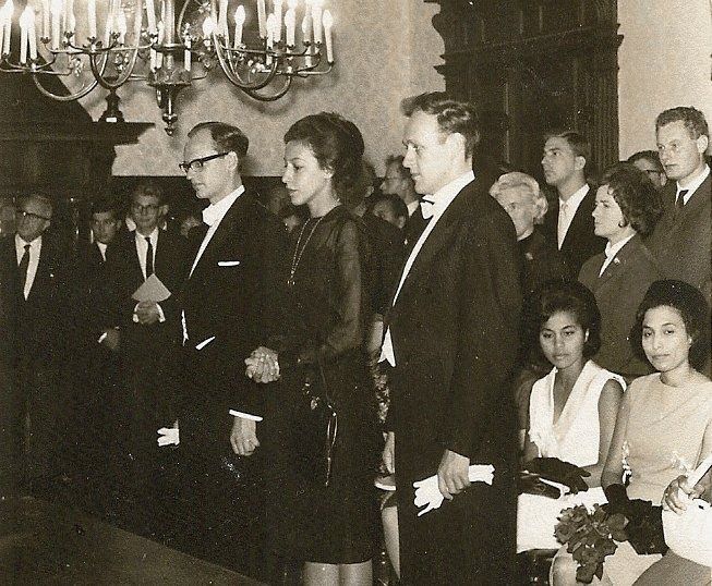 Ietje Paalman-de Miranda promoveerde op 23 september 1964 cum laude. Aan weerszijden haar paranimfen: Hugo Brandt Corstius (rechts) en haar echtgenoot.