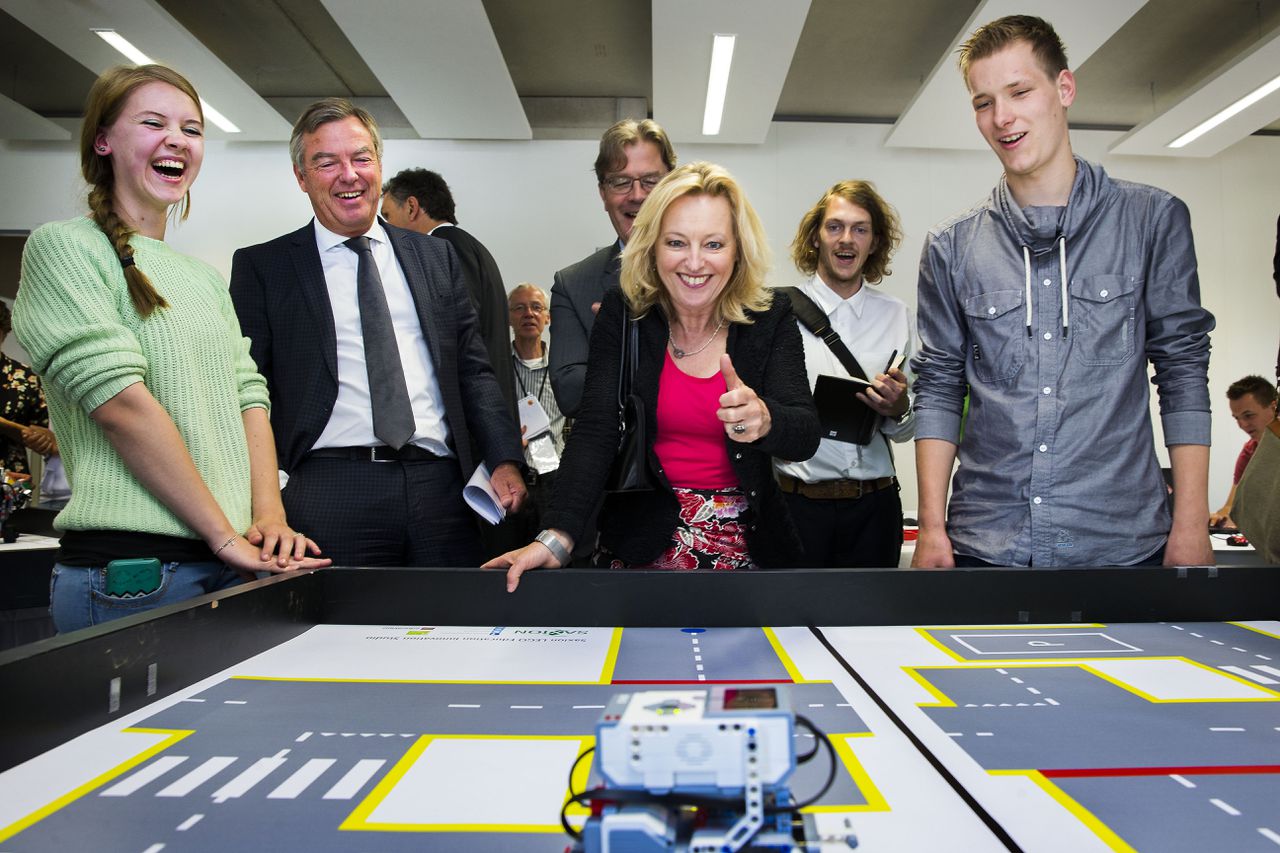 Minister Jet Bussemaker van OCW bezoekt het Legolab van Saxion Hogeschool.