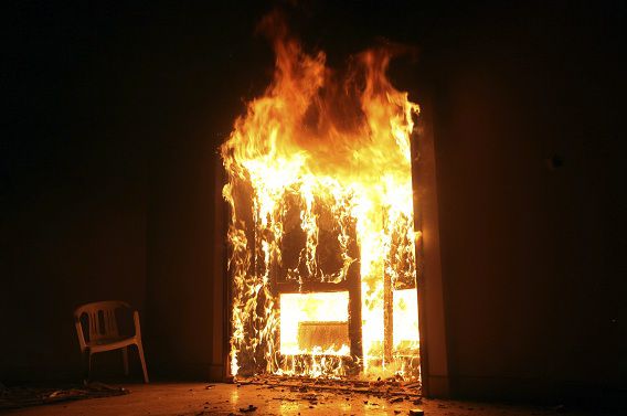 Het Amerikaanse consulaat gaat in vlammen op, afgelopen nacht, tijdens gewelddadige protesten waarbij de Amerikaanse ambassadeur is omgekomen.