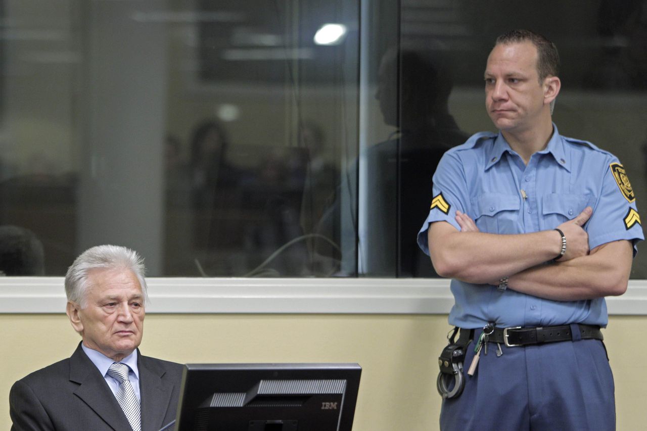 De 67-jarige Perisic vanmorgen. Hij is de hoogste officier van het Joegoslavische leger dat door het Joegoslaviëtribunaal is berecht. Foto Reuters Momcilo Perisic (L), the former chief of staff of the Yugoslav army, waits in the court room of the Yugoslavia war crimes court in The Hague, to hear the verdict of the court Sept 6, 2011. Prosecutors accused Perisic of providing crucial aid to Bosnian Serb forces that allowed them to carry out atrocities including the 1995 massacre of 8,000 Muslim men at Srebrenica and the four-year siege and campaign of shelling and sniping targeting Sarajevo. REUTERS/Peter Dejong/Pool (NETHERLANDS - Tags: CRIME LAW CONFLICT)