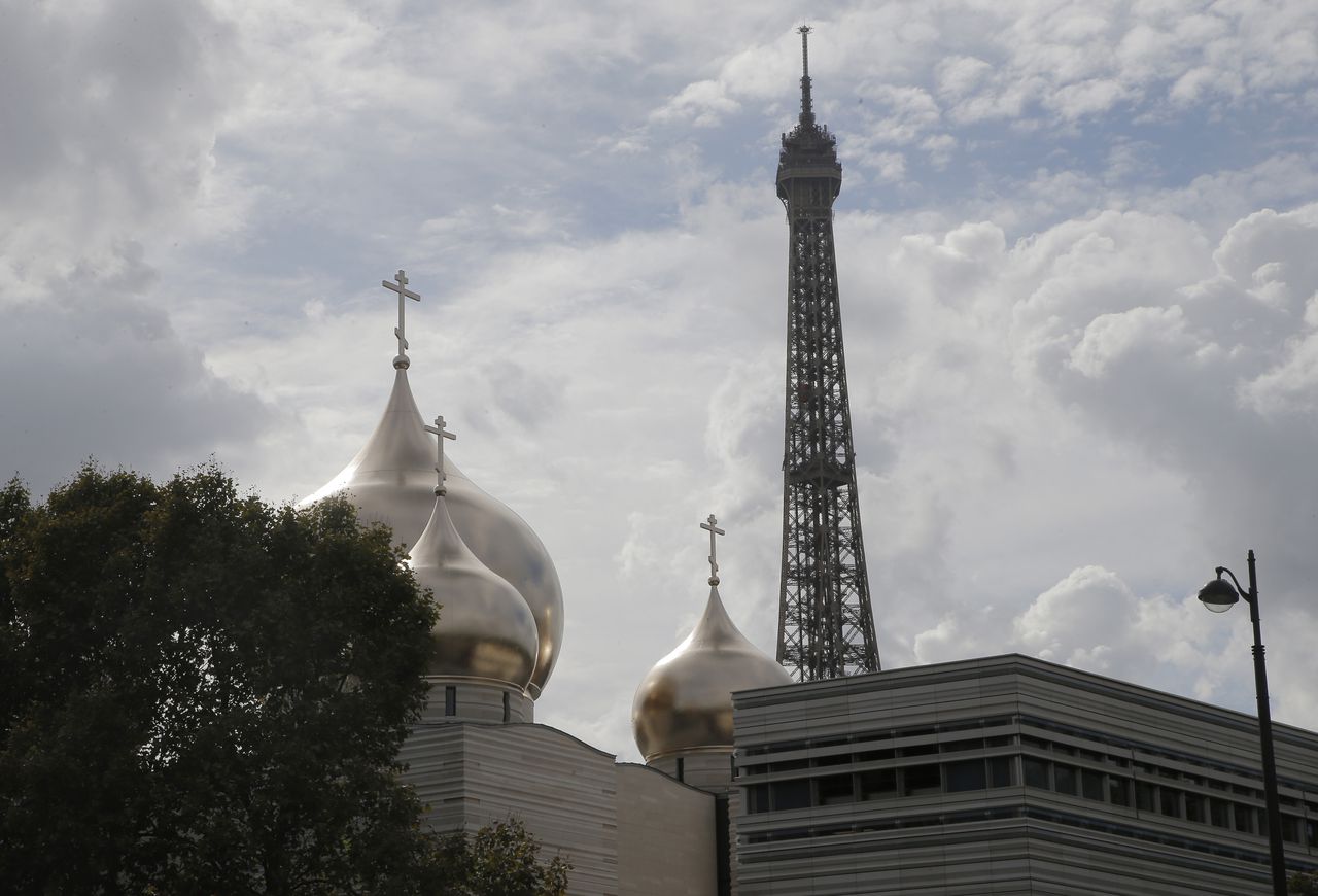 De Eiffeltoren en de nieuwe Russisch-Orthodoxe kerk, waar Poetin op bezoek zou komen.