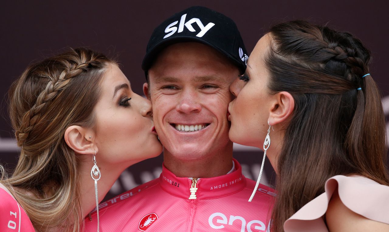 Chris Froome met de roze trui op het podium na de twintigste etappe van de Ronde van Italië.