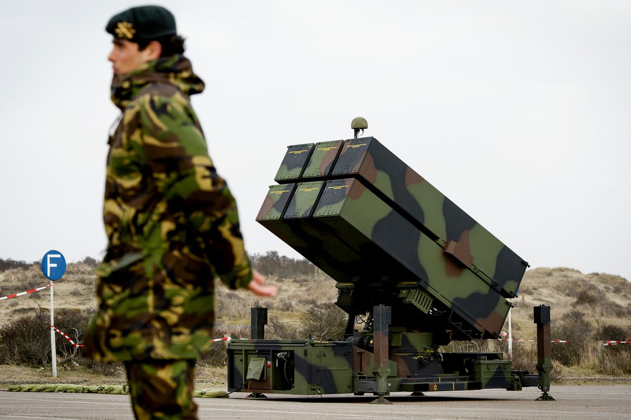 Foto ter illustratie: Op het NAM-terrein wordt een luchtafweerraket geplaatst voor de Nuclear Security Summit (NSS) in Den Haag.