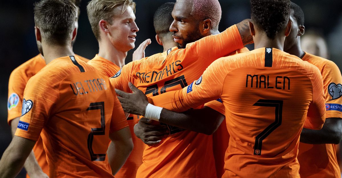 Uefa Bondscoaches Mogen 26 Spelers Oproepen Voor Ek Voetbal Nrc