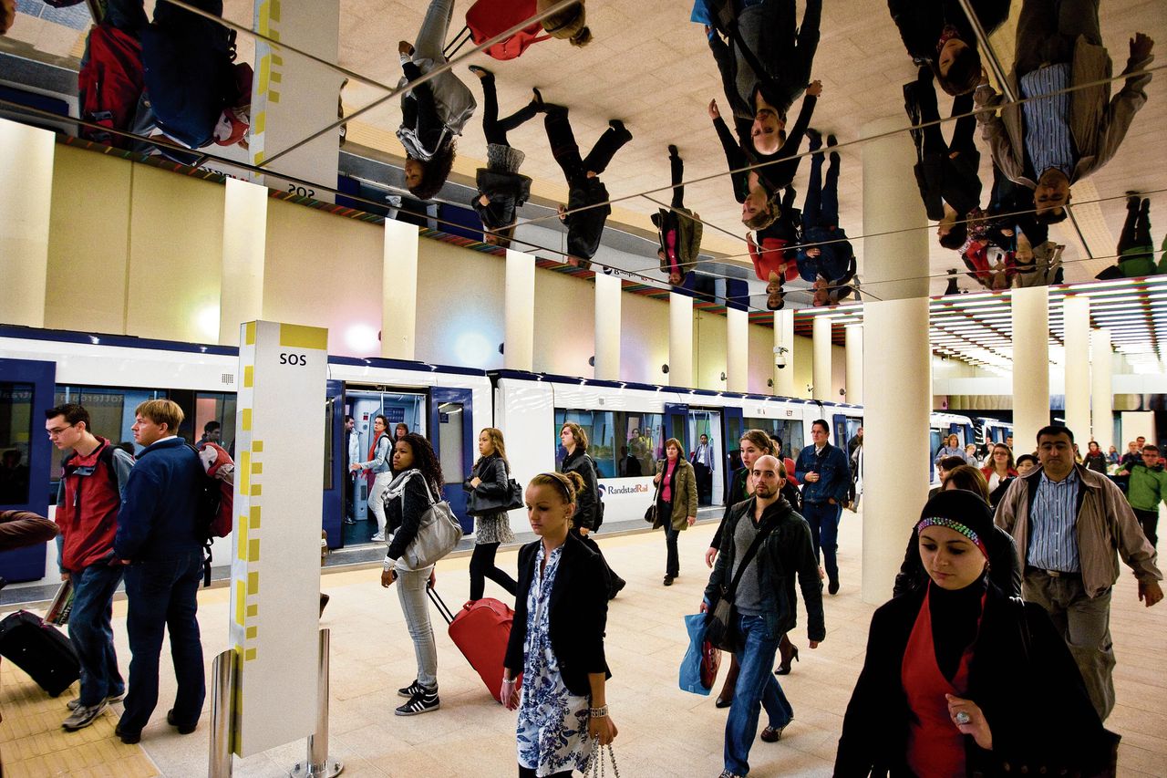 Passagiers op metrostation Rotterdam Centraal