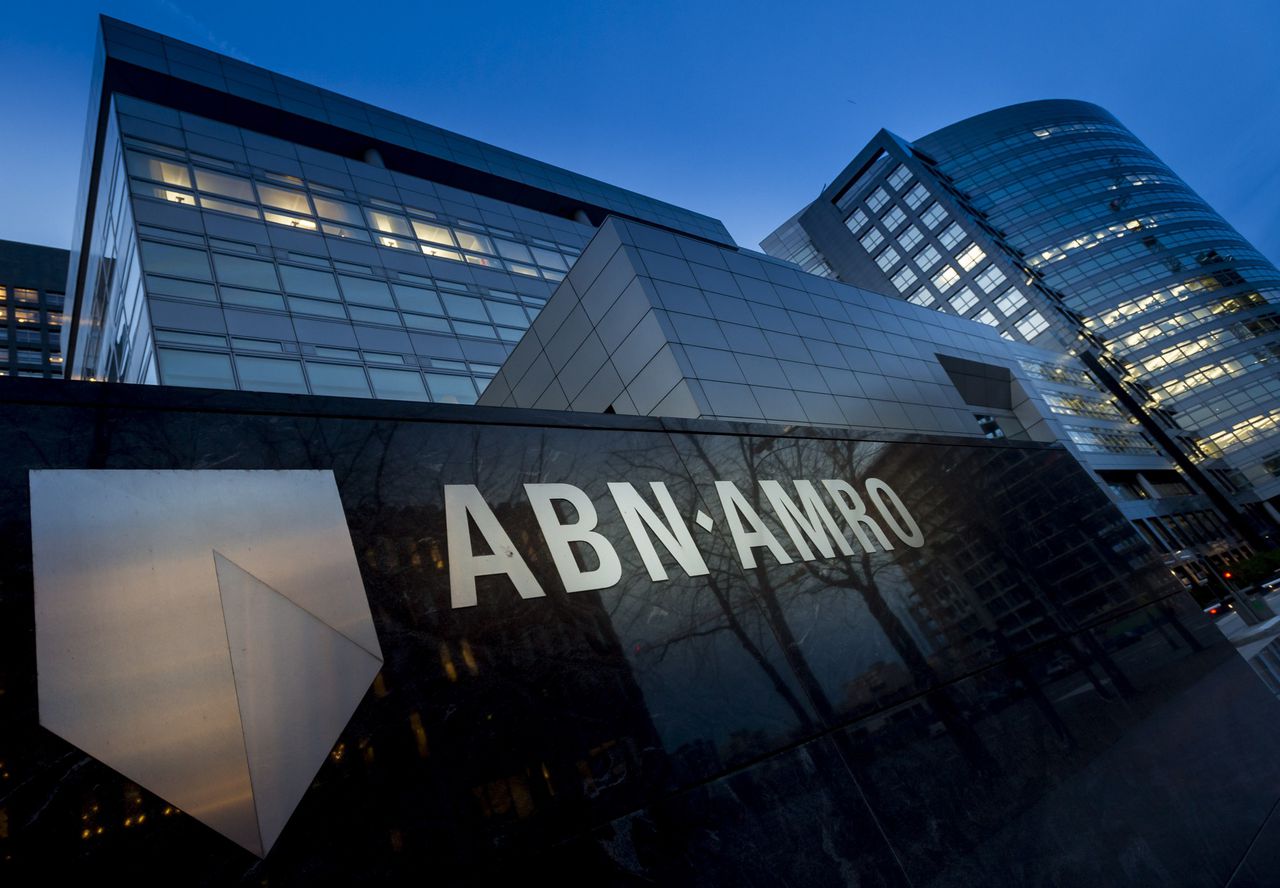 Exterieur van het hoofdkantoor van de ABN Amro bij avond.