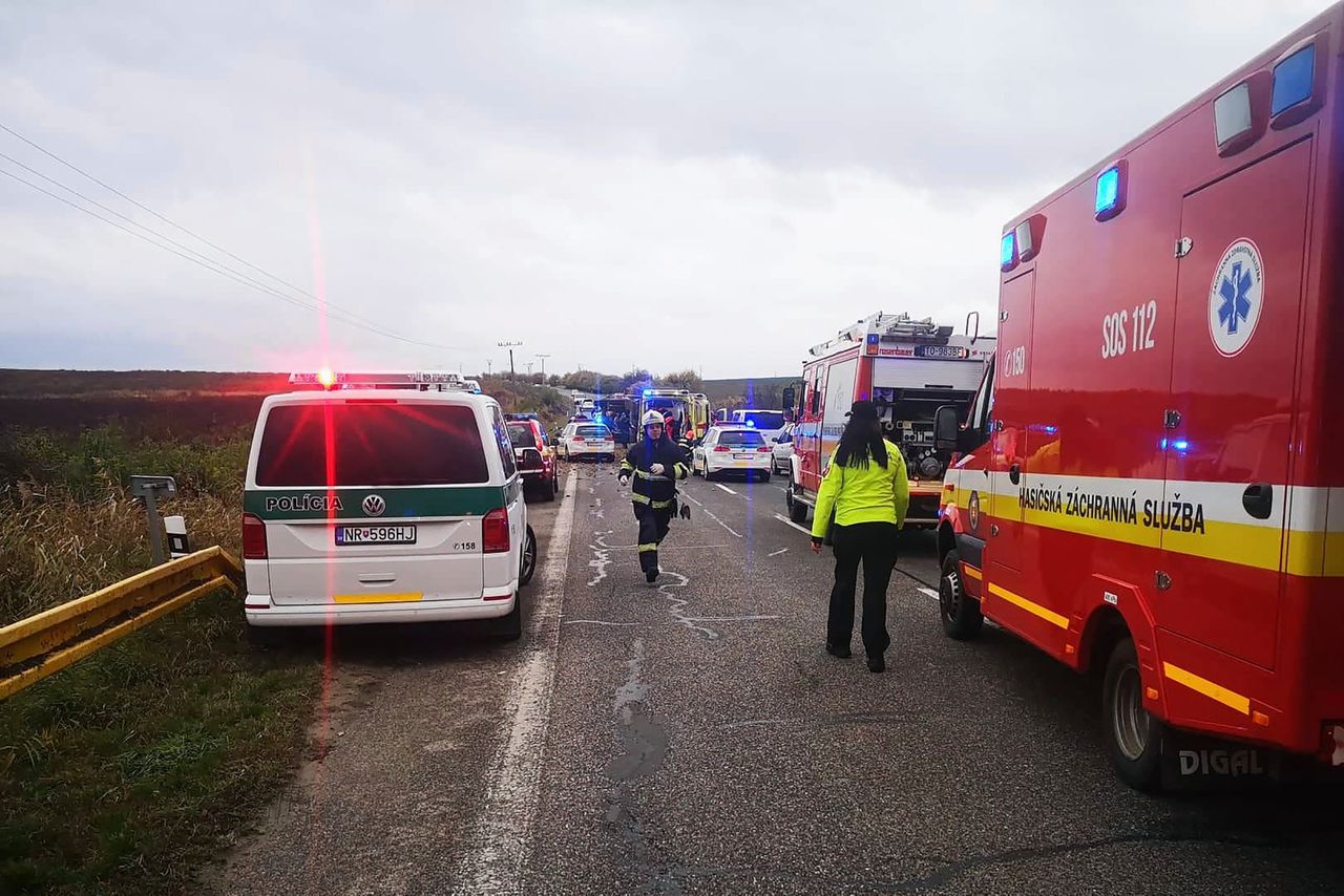 Bij een ernstig busongeluk in Slowakije zijn zeker dertien mensen omgekomen.