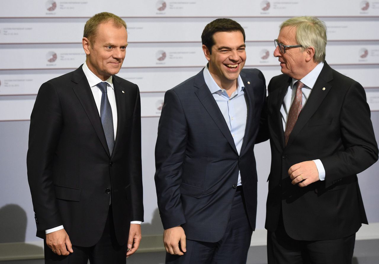 EU-president Donald Tusk, de Griekse premier Alexis Tsipras en Jean-Claude Juncker, voorzitter van de Europese Commissie.