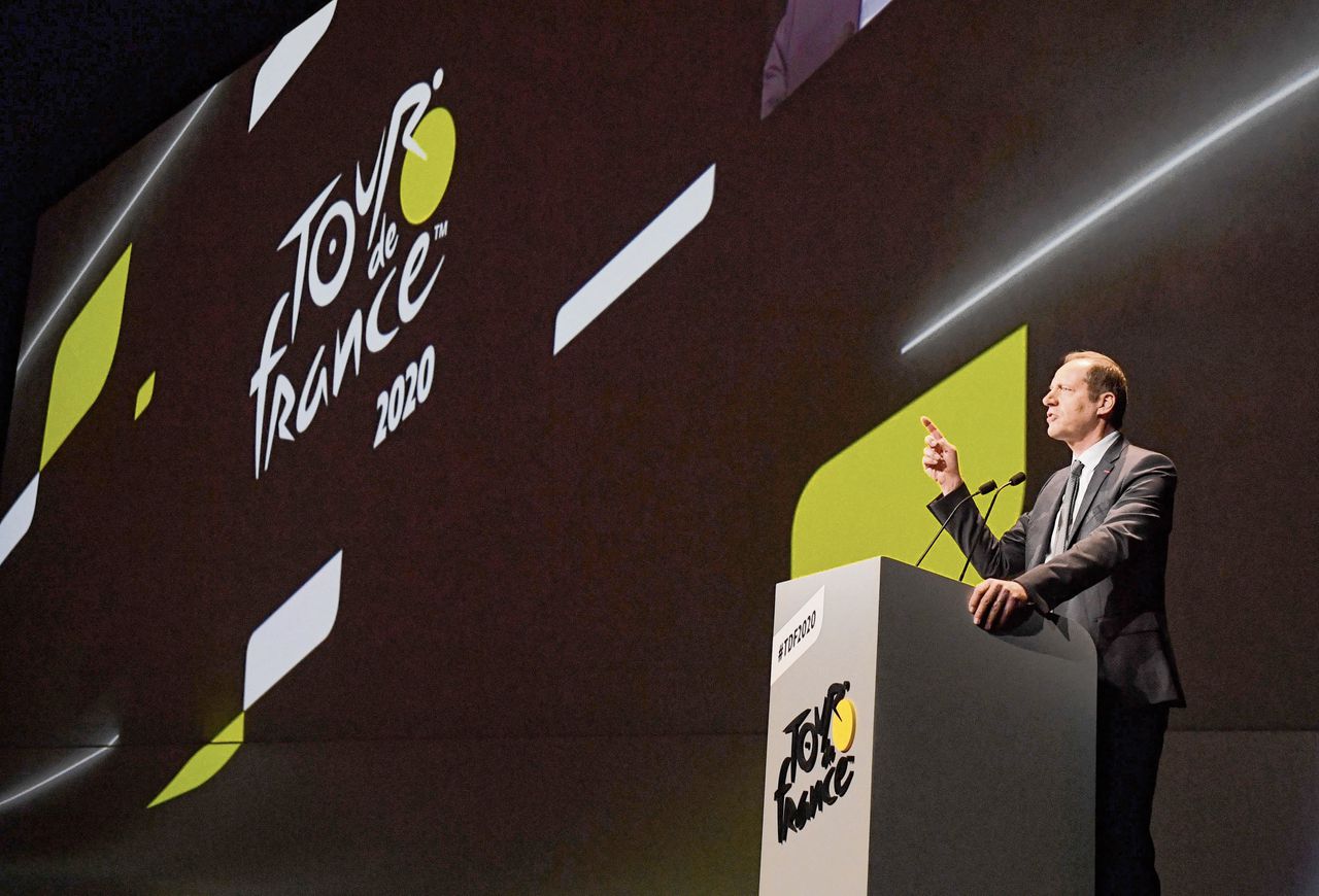 Tour-directeur Christian Prudhomme geeft in het Palais des Congrès in Parijs toelichting bij het parcours van de Ronde van Frankrijk 2020.