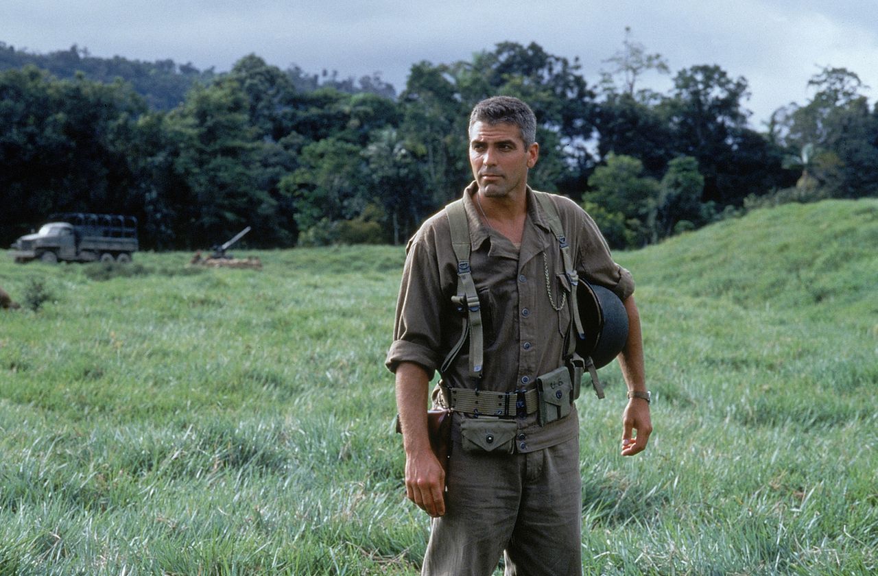 George Clooney als een van de mannen die bezig zijn aan een onduidelijk gevecht om een heuvel op een eiland in The Thin Red Line. scene uit de film The Thin Red Line (1998) FOTO: Twentieth Century Fox George Clooney