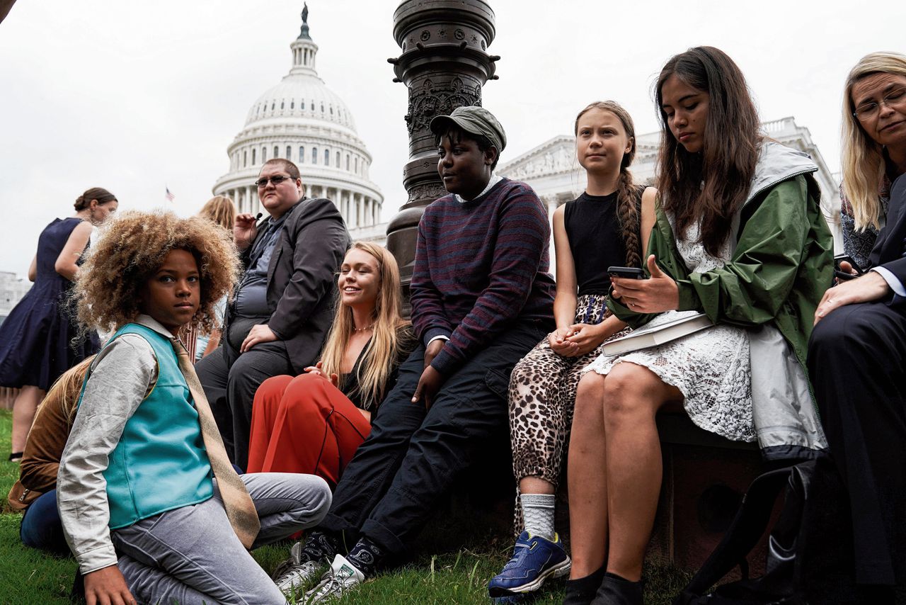 De 16-jarige Zweedse klimaatactivist Greta Thunberg (derde van rechts) met medestanders in de buurt van het Capitool in Washington. Thunberg heeft inmiddels een wereldwijde beweging ontketend.