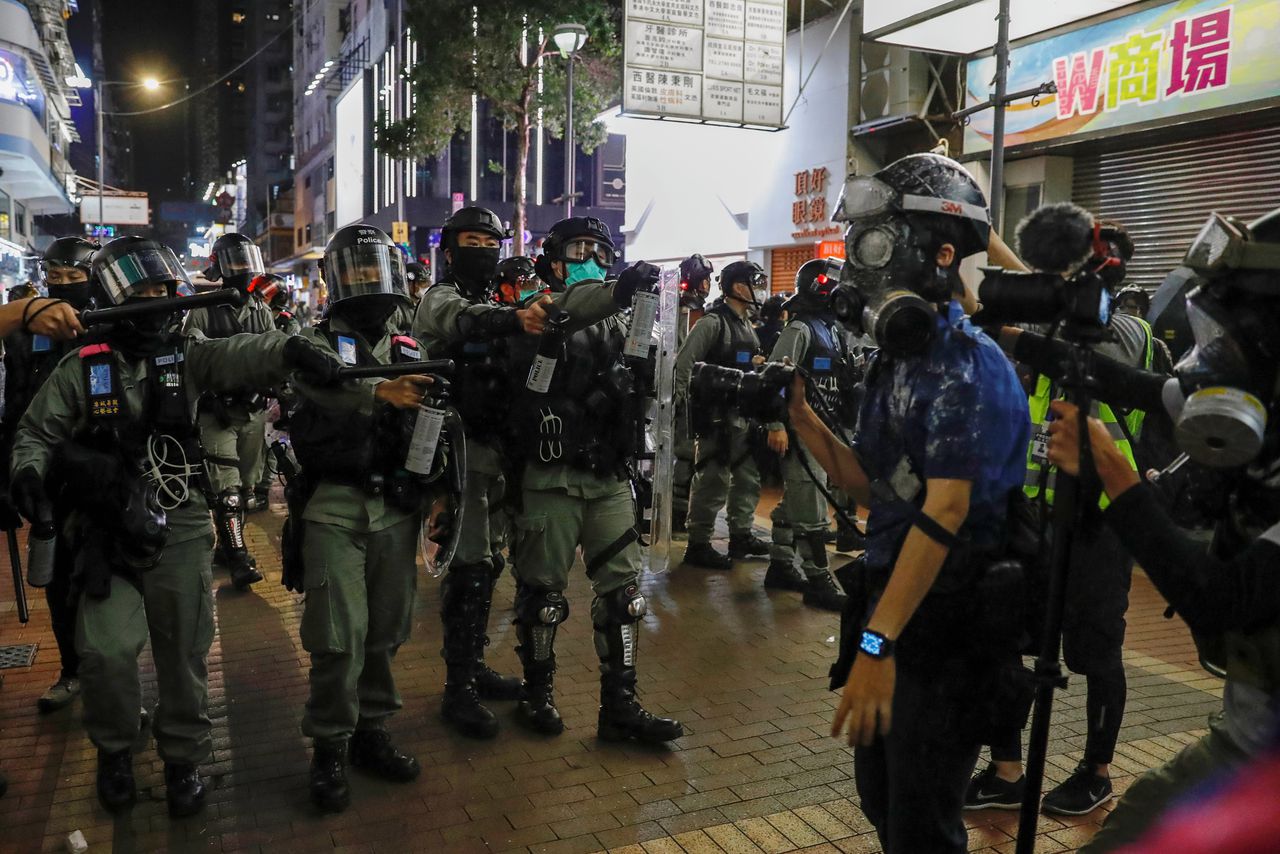 Politie gebruikt traangas tegen een journalist tijdens anti-overheidsdemonstraties in Hongkong afgelopen weekend.