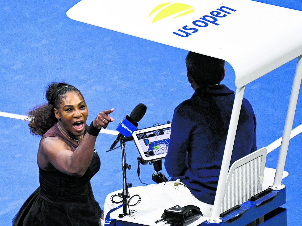 Serena Williams schreeuwt tegen umpire Carlos Ramos tijdens de finale van de US Open 2018.