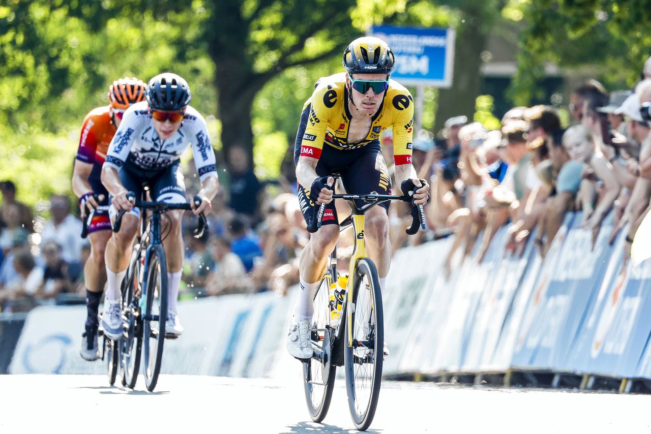 Van Baarle wint NK wielrennen bij de mannen, voor favoriet Van der Poel 